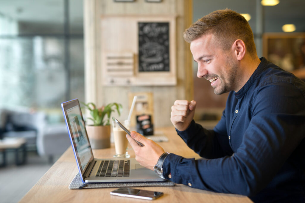 entrepreneur devant son pc